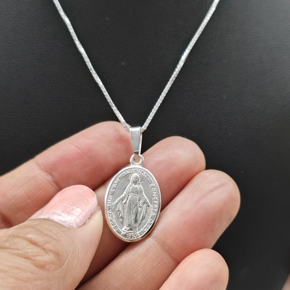 ♥️ VIRGEN MARY NECKLACE - Picture 4 of 6